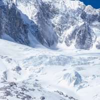 一个人看雪山头像_在山顶一个人看雪山头像