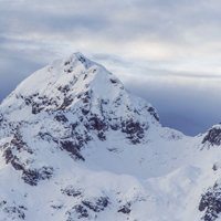 一个人看雪山头像_在山顶一个人看雪山头像