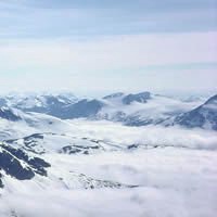 一个人看雪山头像_在山顶一个人看雪山头像