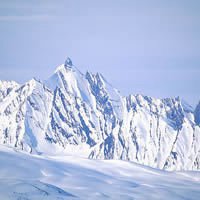 一个人看雪山头像_在山顶一个人看雪山头像