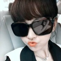 头像女戴眼镜女生