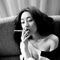 黑白抽烟动漫女生头像