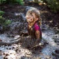 小女孩玩泥巴头像
