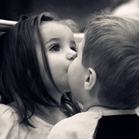 小孩子亲吻头像//Kiss，给你一个吻