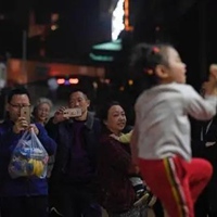 一人干活多人围观图片 一堆人围着一个人干活图片