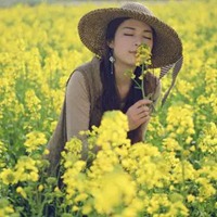 美女闻花的唯美图片 闻花的女孩唯美图片