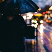 下雨天撑伞唯美图片 高清下雨打雨伞的唯美图片