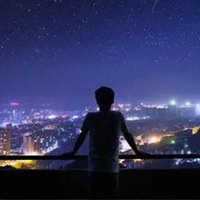 一个人静静看夜空图片 二次元一个人看夜空的唯美图片