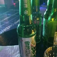 手拿啤酒的图片真实 男人手拿啤酒真是一点图片