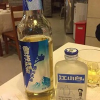 手拿啤酒的图片真实 男人手拿啤酒真是一点图片