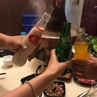 手拿啤酒的图片真实 男人手拿啤酒真是一点图片