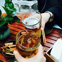 手拿啤酒的图片真实 男人手拿啤酒真是一点图片