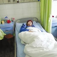 病人躺病床上真实图片 一个人躺医院病床上图片