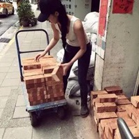 美女工地搬砖真实图片