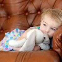 小女孩坐在沙发上的头像 小女孩躺在沙发上头像