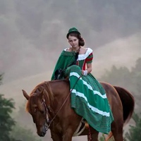 女生骑马头像 很酷唯美女生骑马头像