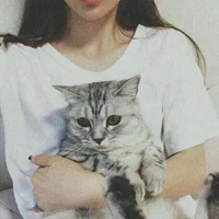 一个女孩抱着猫的头像 一个女的抱着一只猫的头像