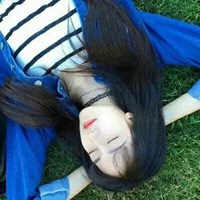 躺在草地上的女生头像 绿色草地上的女生头像