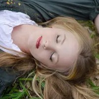 躺在草地上的女生头像 绿色草地上的女生头像