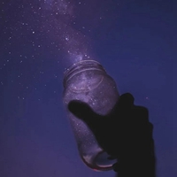 ins梦幻夜空星星装入瓶中的头像图