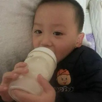 奶瓶头像 男生拿奶瓶可爱头像