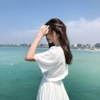 海边女头像 海边黑色衣服被风吹乱头发的女生头像