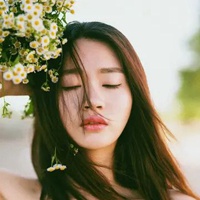 抱着雏菊的韩系美少女写真头像