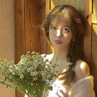 抱着雏菊的韩系美少女写真头像