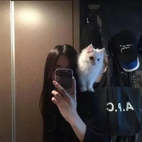 韩系女生抱猫头像高清 抱猫的女生韩系头像