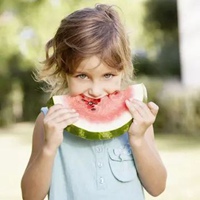 欧美女生吃西瓜头像 女孩吃西瓜的可爱头像