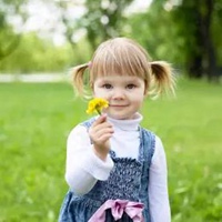一个小女孩拿着一束花的头像