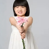 一个小女孩拿着一束花的头像