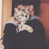 一个超级帅抱猫的男生图片