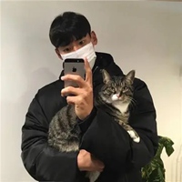 一个超级帅抱猫的男生图片