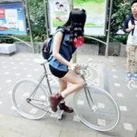 qq头像女生骑自行车的