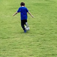 男生踢足球背影图片