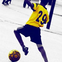 男生踢足球背影图片
