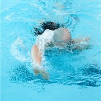 一个人游泳图片