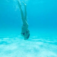 一个人游泳图片