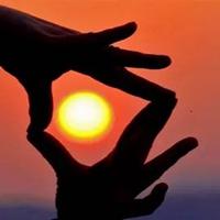 手和太阳一起拍的图片