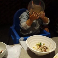 碗里有肉的图片小男孩