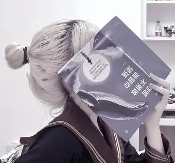 女生脸上盖一本书的头像