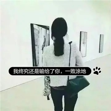 女生趴桌子伤感头像