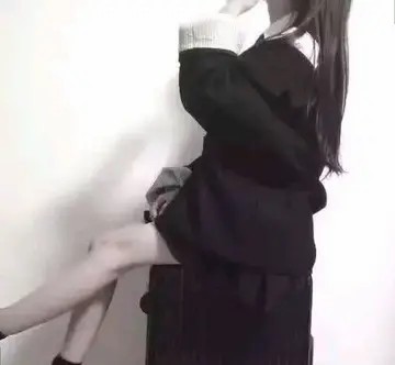 女生拉行李箱头像