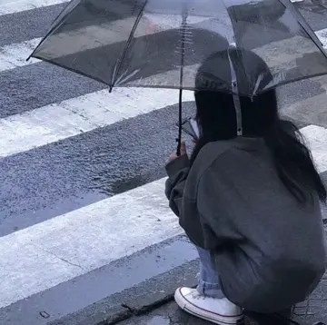 雨天打伞的头像