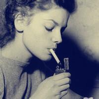 微信素净唯美女人抽烟头像