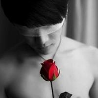 性感浪漫的高富帅手拿玫瑰花微信头像