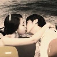 韩国风格浪漫情侣相拥而吻微信头像