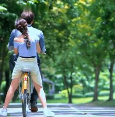 微信男生骑自行车带女生的浪漫头像