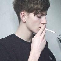 欧洲抽烟男孩个性微信头像